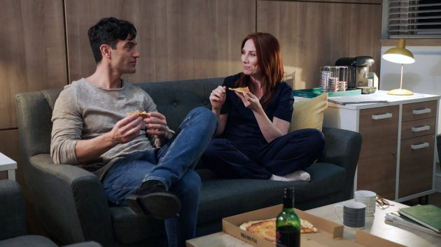 Holby Jac (Rosie Marcel) Kian (Ramin Karimloo) uśmiech