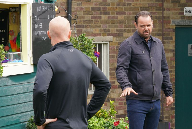 Mick naleti na Maxa v EastEnders