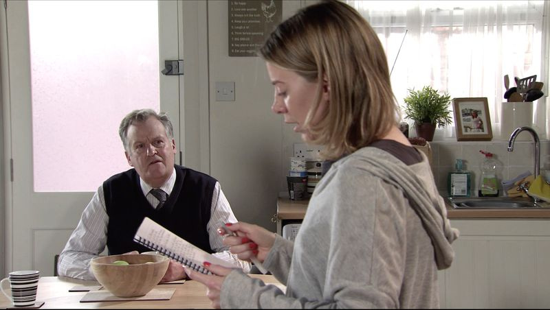 Brian geeft Abi wat advies over haar verklaring.