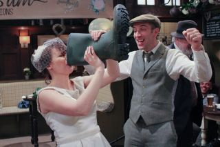 Emmerdale spojlerji! Lydia postane uradni Dingle, ko pije iz 'the welly'!