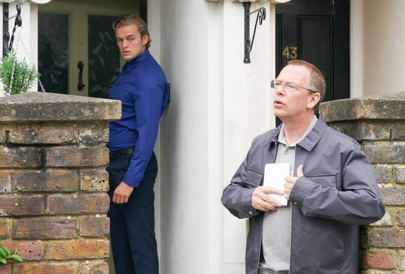 Peter widzi Iana ukrywającego list w EastEnders