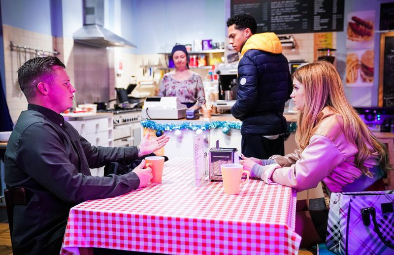 Η Tiffany Butcher αισθάνεται τις συνέπειες στο EastEnders