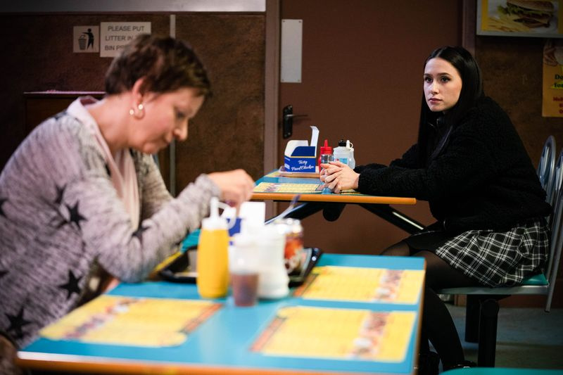 Dotty Cotton hilft Sandy Gibson in EastEnders
