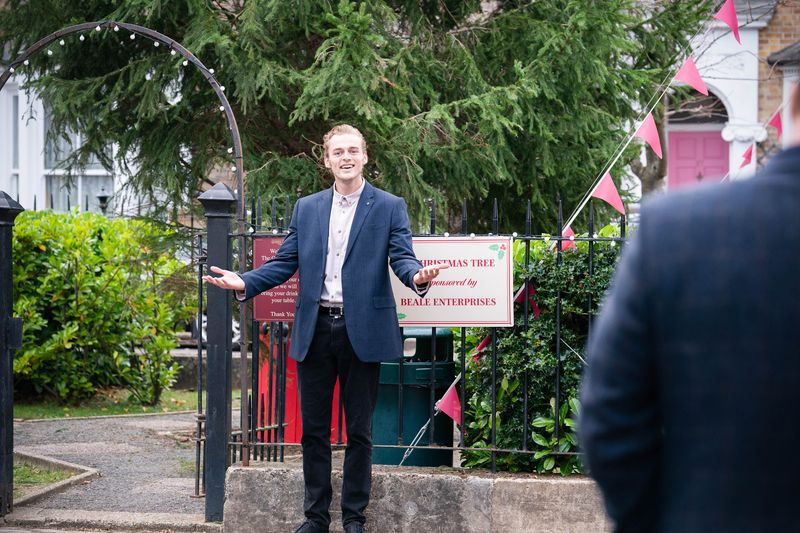 Peter Beale freut sich über Janine Butcher in EastEnders