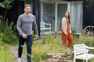Spoilers de 'Hollyoaks': Sienna Blake e Brody Hudson estão sozinhos no esconderijo
