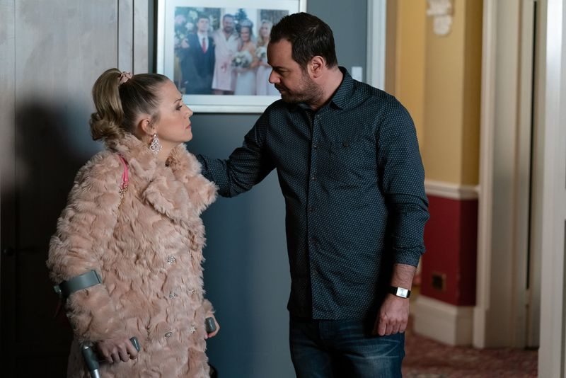 Mick is trots op Linda in EastEnders