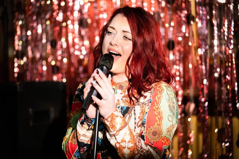 Whitney Dean cântă în EastEnders