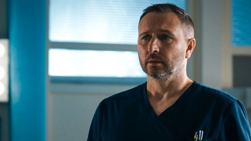 Alex Walkinshaw joue Fletch à Holby City