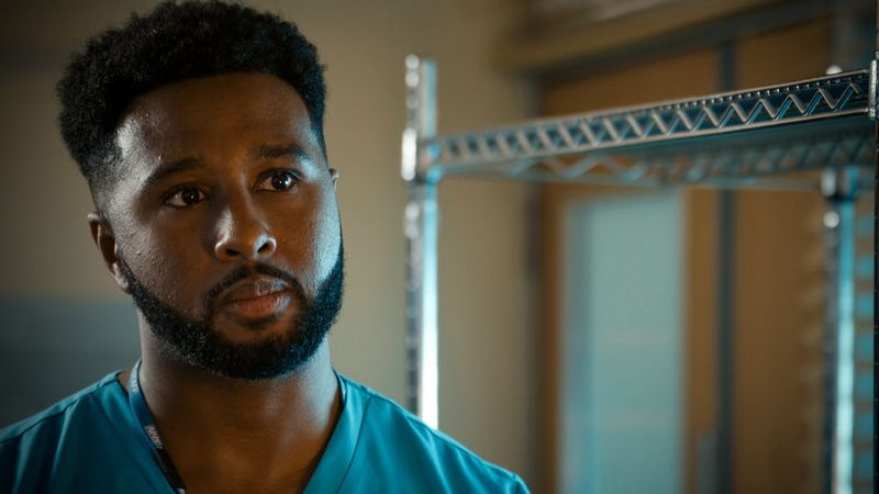 Trieve Blackwood-Cambridge joue Josh Hudson dans Holby City