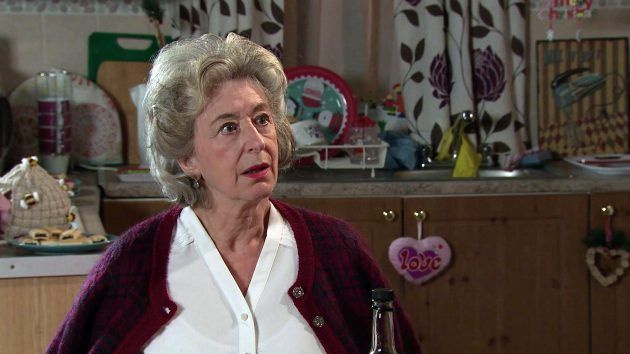 Spojlerji na Coronation Street: Arthur Medwin ima ponudbo za Evelyn