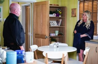 Spoilery „EastEnders”: Sharon Watts knuje bombowe wyznanie!