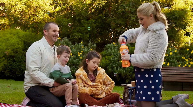 Toadie Rebecchi og Rose Walker med barna Nell og Hugo i Neighbours.