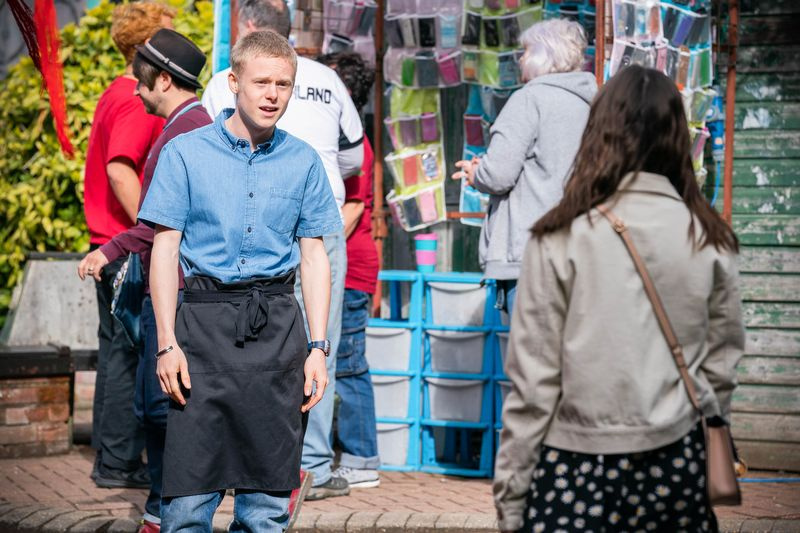 Ο Bobby Beale παρακαλεί τη Dana Monroe στο EastEnders