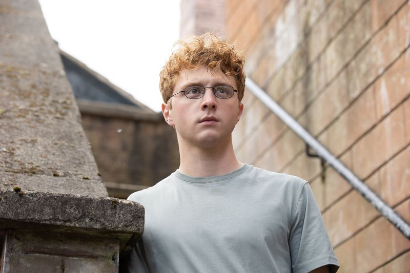 Timmy Simmons fait le guet à Hollyoaks