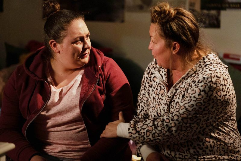 Η Bernadette Taylor μιλάει με την Karen Taylor στο EastEnders