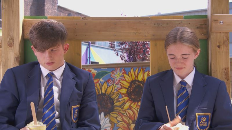 Ella Richardson și Charlie Dean în Hollyoaks