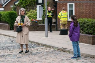 Spoilerele „Coronation Street”: Evelyn Plummer o suspectează pe Hope!