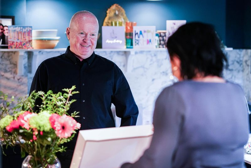 Ο Phil Mitchell κάνει ένα δώρο στην Kat Slater στο EastEnders