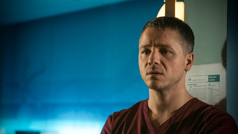 Ο David Ames υποδύεται τον Dominic Copeland στο Holby City