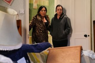 Η Kat Moon και η Whitney Dean στο EastEnders