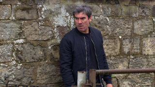 Cain è convinto che Malone e Moira abbiano una relazione a Emmerdale