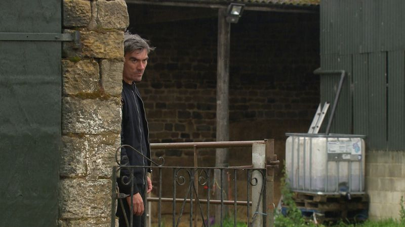 Cain è convinto che Moira e Malone abbiano una relazione a Emmerdale