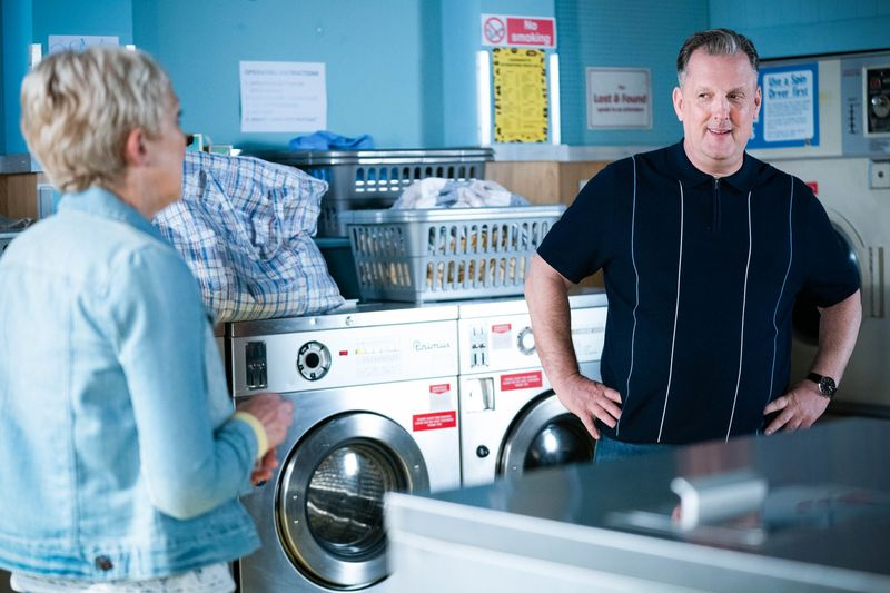 Jean Slater flirtează cu Harvey Monroe în EastEnders