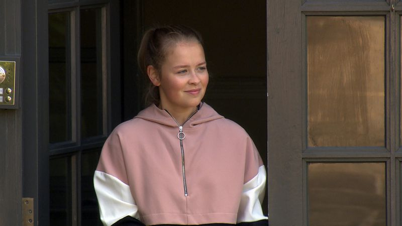 Liv odkrije darilo, ki ji je ostalo na pragu v Emmerdaleu
