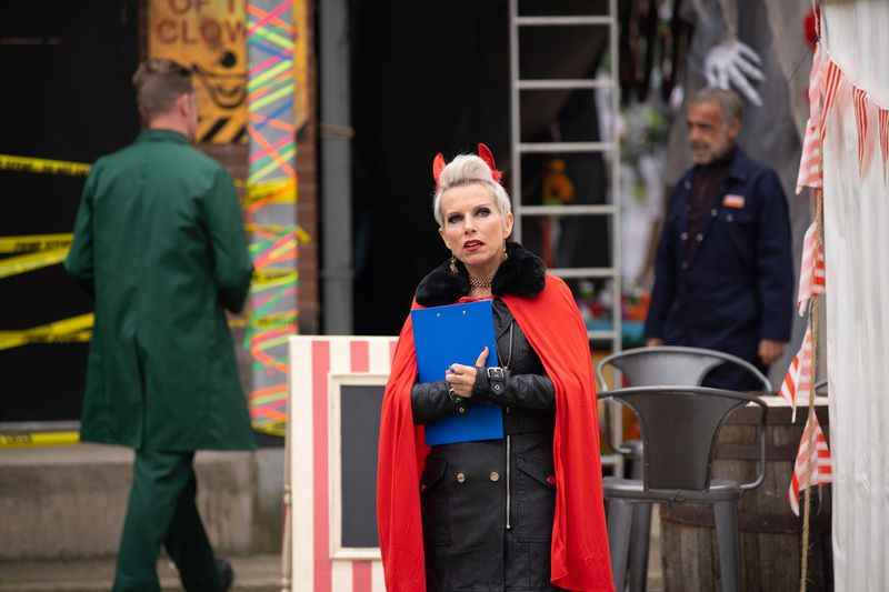 Η καταστροφή πλησιάζει καθώς η Debbie προετοιμάζεται για το Halloween.