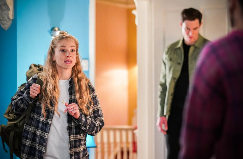 Nancy fa le valigie a EastEnders