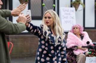 Σπόιλερ του «Hollyoaks»: Η οικογένεια McQueen λαμβάνει ΚΑΤΑΣΤΡΟΦΙΚΑ νέα