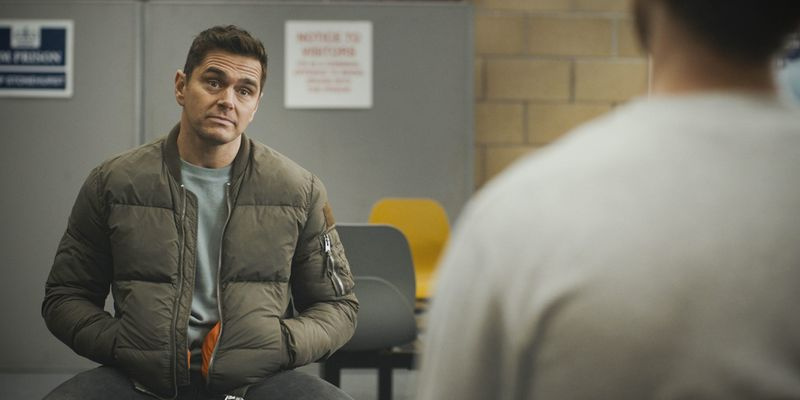 Ο Ross σοκάρει τον Iain με μια απαίσια πρόταση στο Casualty