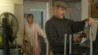 Spoilers despre doctori: probleme de căsătorie pentru Karen și Rob Hollins