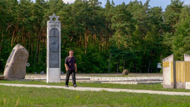 David Baddiel op de plaats van het vernietigingskamp Chelmno, Polen