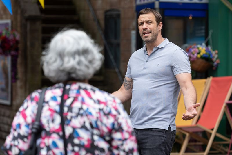 Warren Fox prova Misbah Maalik a Hollyoaks