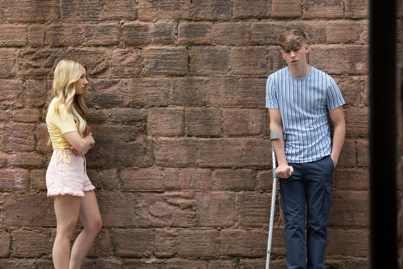 Peri Lomax parla con Sid Sumner a Hollyoaks