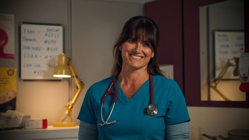 Dawn Steele interpreta a Ange Godard en Holby City