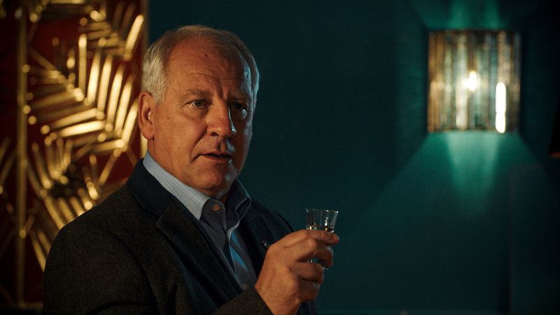 Simon Slater interpreta a Russ Faber en Holby City
