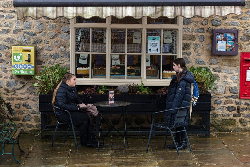 Cathy folosește April în Emmerdale
