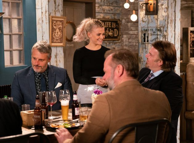 Coronation Streetin spoilerit: Bethany Platt esittää Rayta omassa pelissä