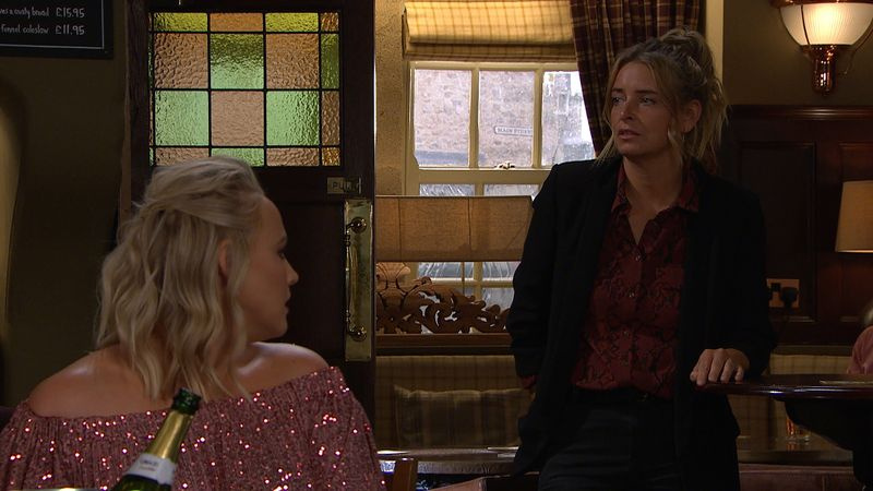 Charity Dingle vorbește cu Tracy în pub-ul din Emmerdale