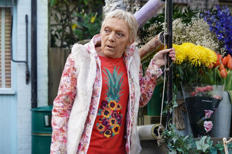 Jean se v EastEnders počuti zelo slabo.