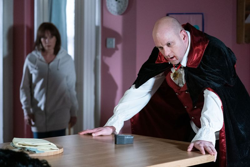Stuart si prepara a fare la proposta a Rainie a EastEnders