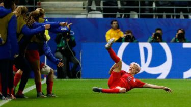 Den amerikanske angriber Megan Rapinoe fejrer et af de 13 mål mod Thailand