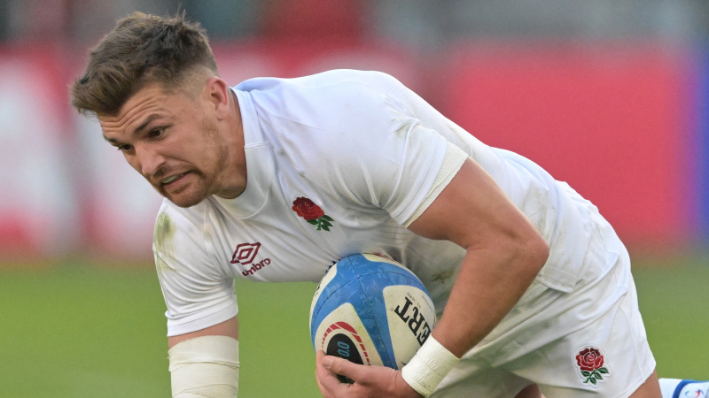Αγγλία's centre Henry Slade is tackled ahead of the Scotland vs England Six Nations 2024 Calcutta Cup clash
