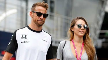Jenson Button se po enem letu zakona loči od žene Jessice Michibata