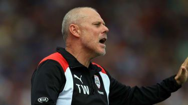 Barnsley suspendă asistentul managerului din cauza acuzației de corupție