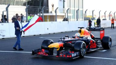 F1: Max Verstappen rijdt eerste rondjes op Zandvoort in Red Bull RB8 - video's, foto's en reacties