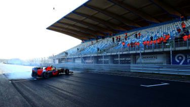 Max Verstappen van Red Bull bestuurt de RB8 op het onlangs gerenoveerde Circuit van Zandvoort