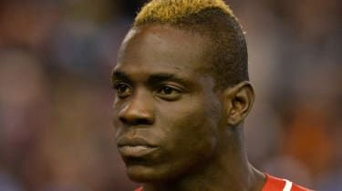 Búrka pretekov Balotelli v súvislosti s citátom „černochov a židov“ Super Mario